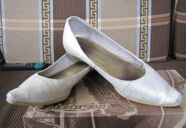 Туфли белые  лаковые р. 34 Москва