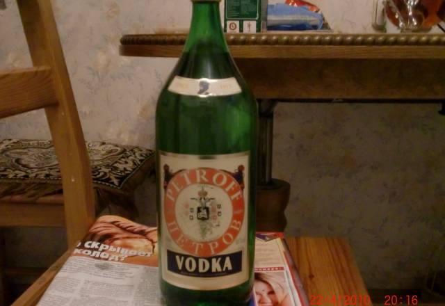 Водка из коллекции у меня с1992г петров 2л Москва