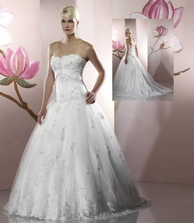 Новое свадебное цельнокройное платье со шлейфом Москва