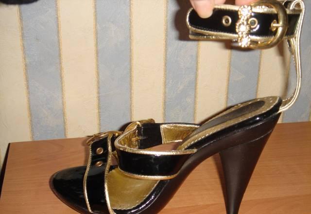 Босаножки черные лакированные с золотой отделкой Санкт-Петербург