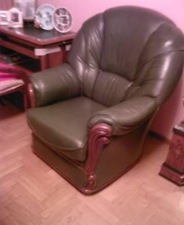 "2 кожанных кресла с деревянными вставками бу" Москва