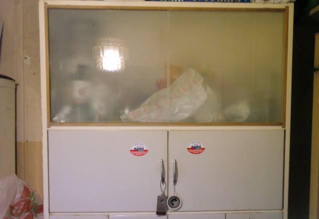 Кухонный настенный шкаф-сервант со стёклами Москва