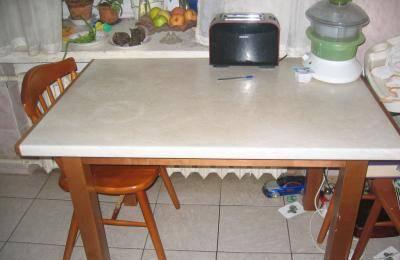 Кухонный стол, четыре стула, два табурета Москва
