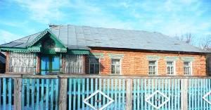 Кирпичный дом с декоративным крыльцом и гаражом Доброе