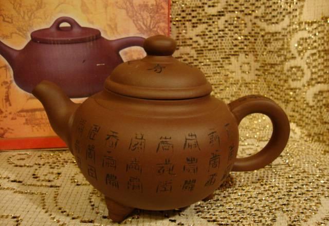 Чайник с иероглифами Москва