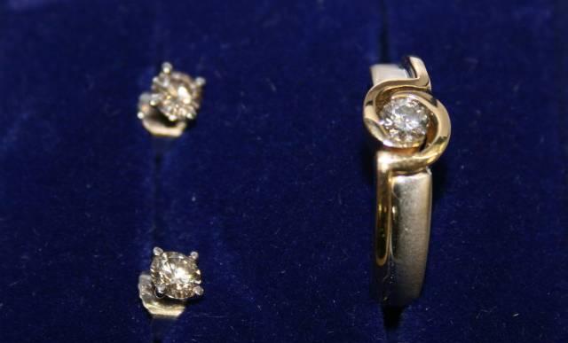 Продаю кольцо и серьги с природными бриллиантами Москва