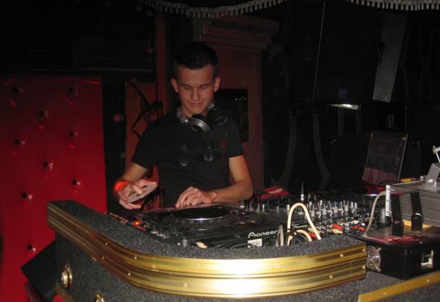 DJ ищет работу ищу работу диджеем требуется dj Москва