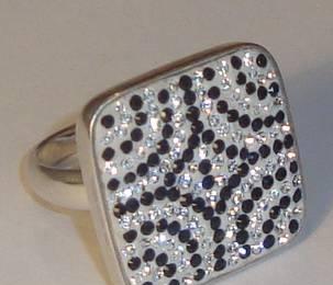 Кольцо из серебра со стразоми Swarovski Санкт-Петербург