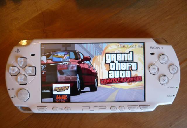 PSP Slim 2008 белая,прошитая,винил,4 Gb,отл.сост Санкт-Петербург