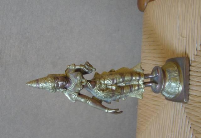 Бронзовая фигура Москва