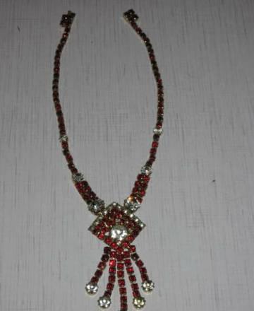 Колье красное. Москва