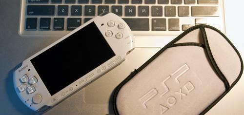 PSP 3008 + 16 гб карта + белый чехол Москва