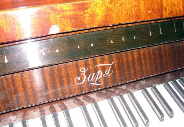 Продается пианино коричневого цвета Заря Москва