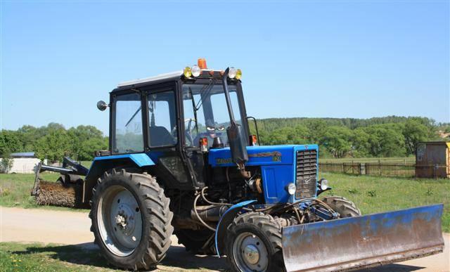 Мтз-82 ,2005 г.,с отвалом и щеткой,300м/ч Москва