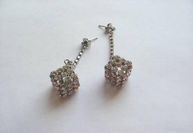 Серьги-гвоздики со стразами Москва