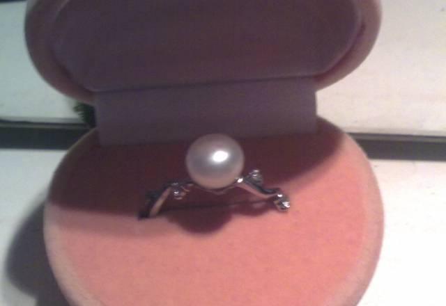 Серебрянное кольцо с жемчугом и 4-мя фианитами Москва