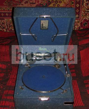 Патефон довоенного образца Москва