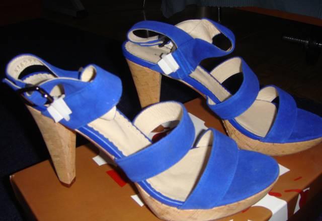 Синие и красные сабо Москва