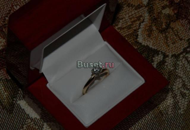 Золотое кольцо с крупным бриллиантом - 0,3 карата Москва