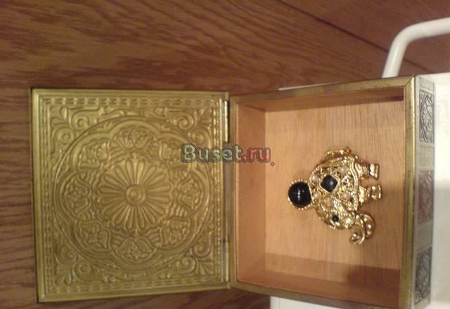 Шкатулка с брошью Москва