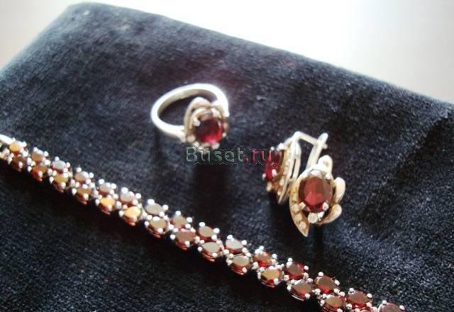 Набор серебряный с гранатом и фианитами Москва