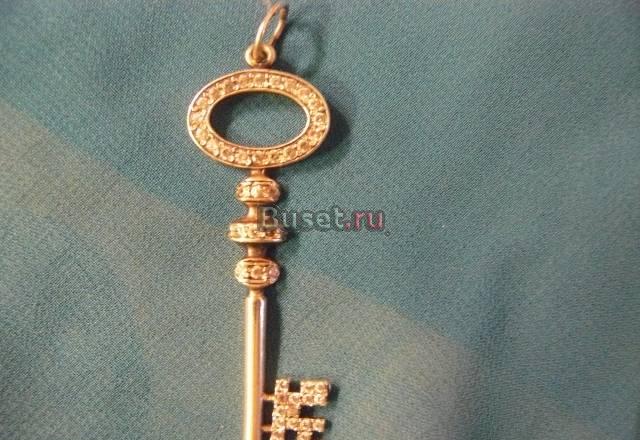 Серебрянный ключик с фианитами Санкт-Петербург