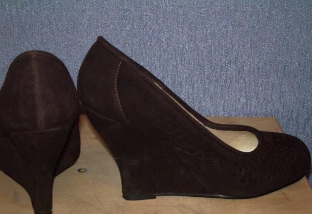 Туфли коричневые замшевые на танкетке Москва