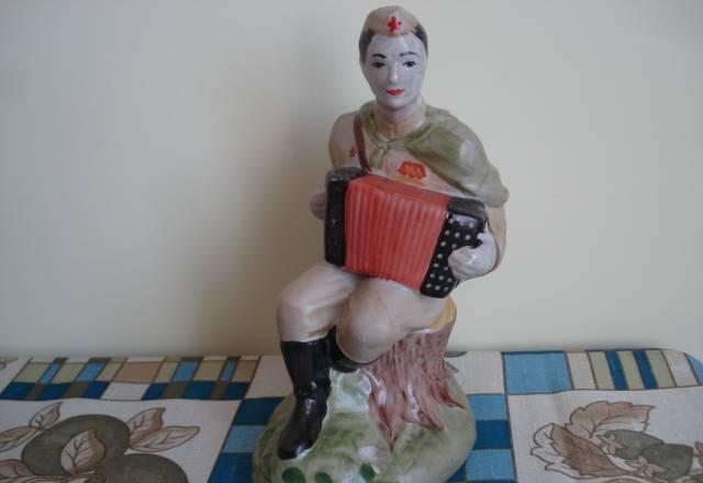 Статуэтка Солдат с гармонью. в идеале Фарфор Москва