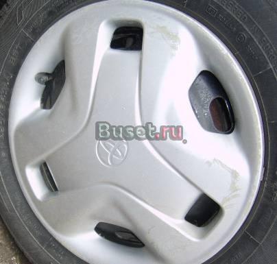 Летняя резина на штатных дисках с колпаками Москва