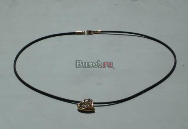 Золотая подвеска сердце на каучуковом шнурке Москва