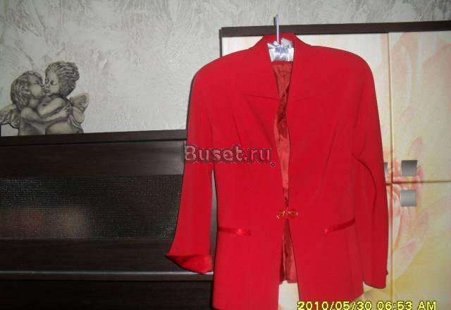 Костюм алый из трех предметов,очень красивый Уссурийск