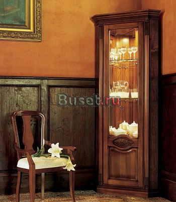 Витрина угловая с экспозиции. Пр-во Италия Москва