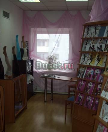 3 витрины, 2 стелажа,штендер,манекены ног Омск