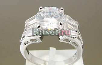 Кольцо с бриллиантом и топазами (размер 17) Москва