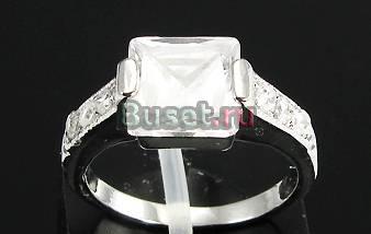 Кольцо с бриллиантом и топазами (размер 19) Москва