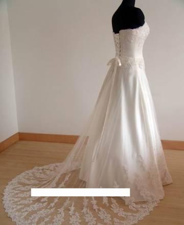Свадебное платье с кружевным шлейфом Санкт-Петербург