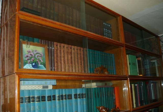 8 книжных полок и книжный  шкаф Москва