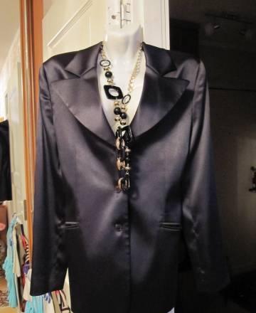 Атласный черный пиджак фирма BGN Москва