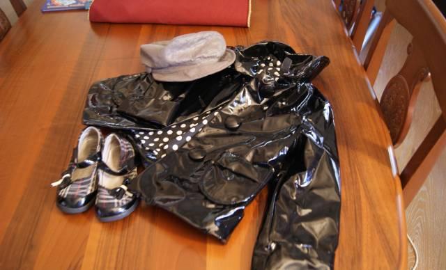 Лаковый плащ, кепка, туфли Санкт-Петербург