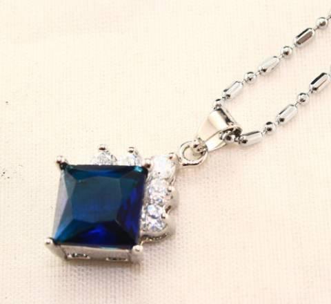 Элегантный кулон с синим сапфиром и топазами Москва