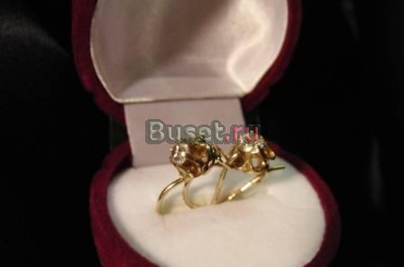 Золотые серьги с фианитом Москва