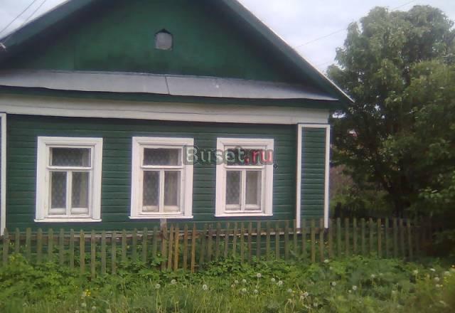 Дом в деревне с землей у реки Москва