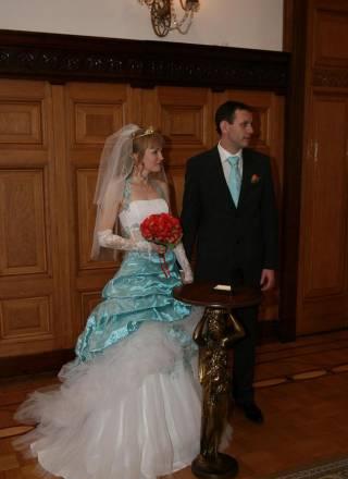 Красивое бирюзовое свадебное платье с акссесуарами Москва