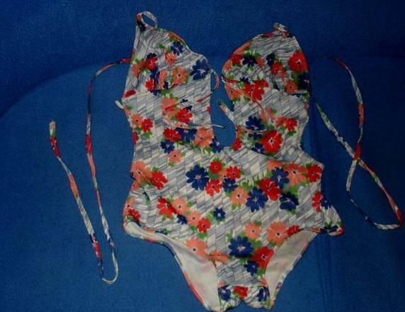 Красивый пестрый купальник Москва