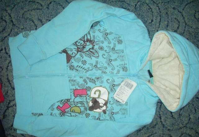 Кофта-толстовка с мехавым капюшоном.новая Москва