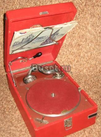 Патефон красный Москва