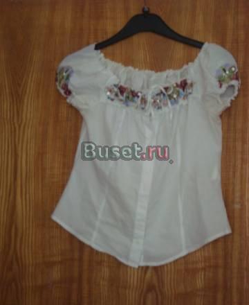 Блузка с коротким рукавом и вышивкой Москва