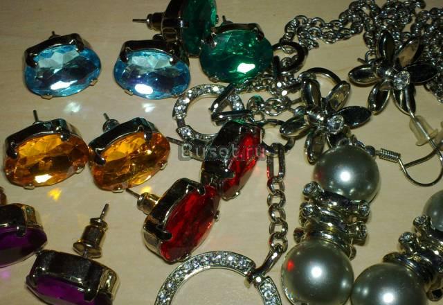 Серёжки и колье с красивыми стразами Москва