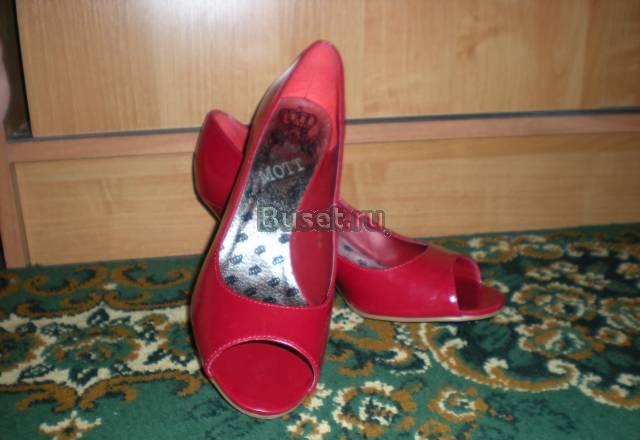 Продам отличные лаковые туфельки, р. 40-41 Балашиха