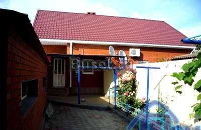 Дом с мансардой и бассейном в Тамани Тамань